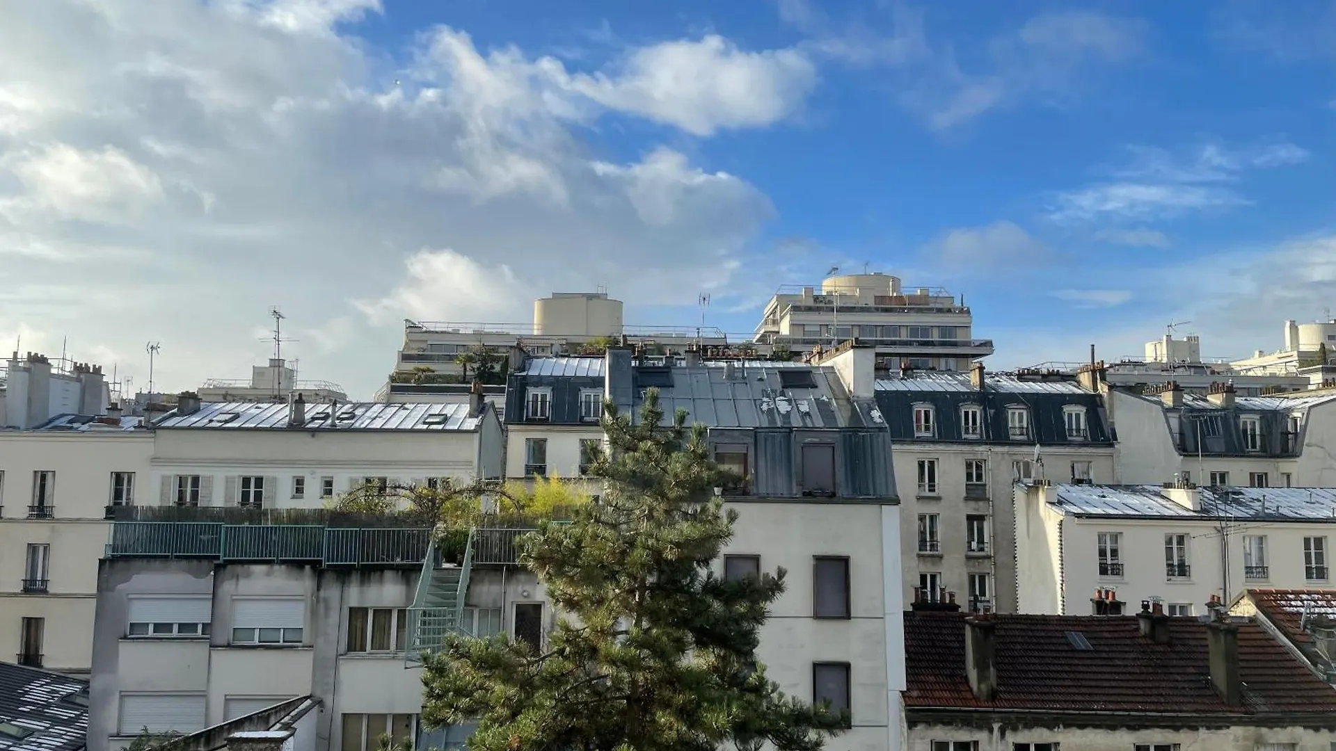 Appartement Moderne, Vue Sur Les Toits Et Plein Sud Paris France