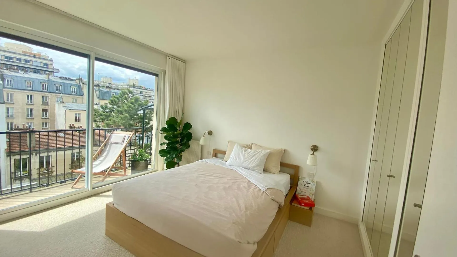 Appartement Moderne, Vue Sur Les Toits Et Plein Sud Paris Apartment
